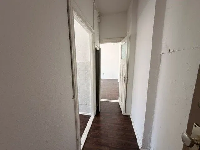 City-Vibes trifft auf Renovierungsbedarf - 1-Zimmer Wohnung mit Balkon in P-Berg! — photo 1